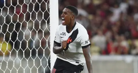 Robert Renan é alvo de clubes europeus, mas Vasco confia na permanência do zagueiro