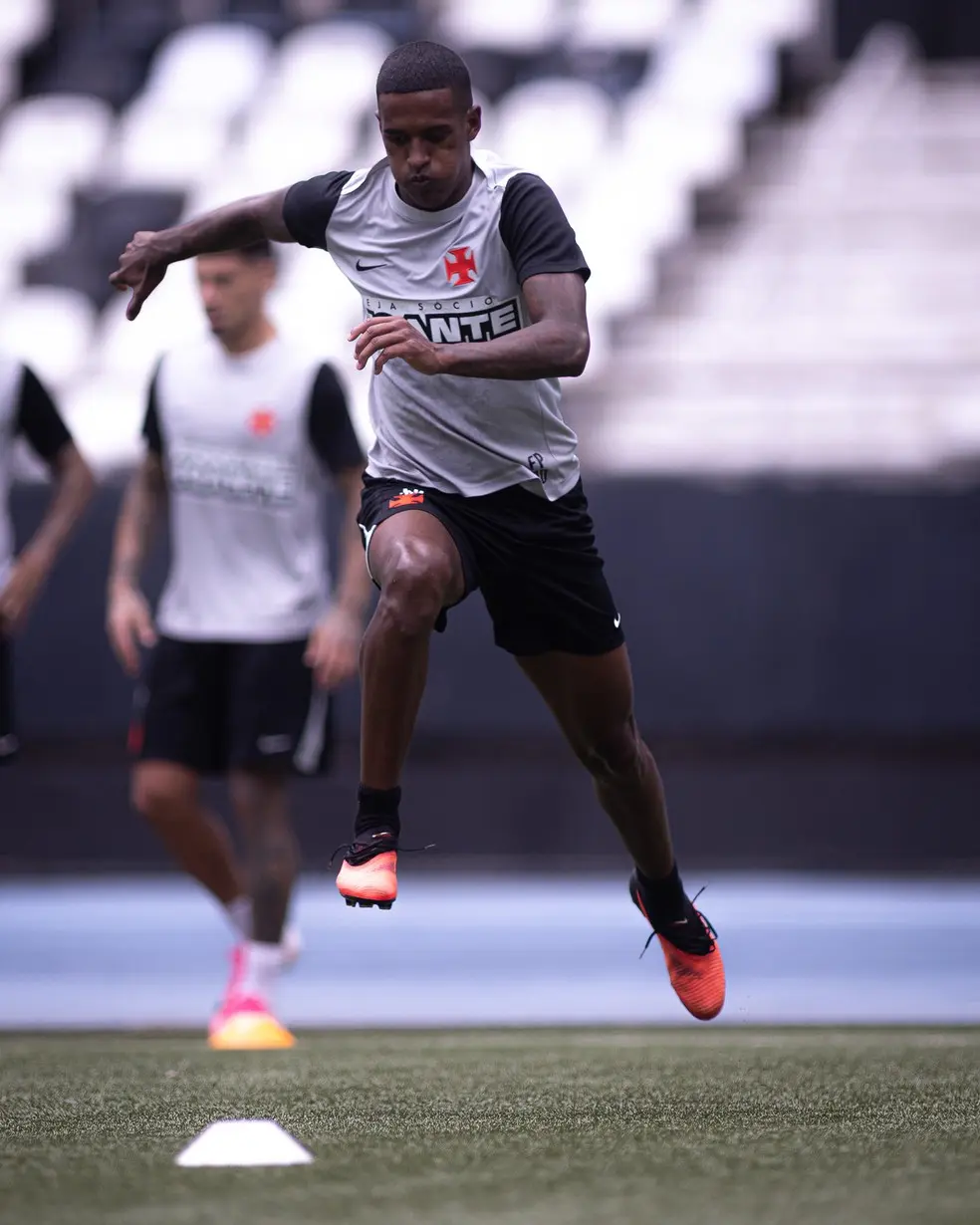 Vasco treina no Engenhão para se adaptar ao gramado sintético antes de jogos decisivos