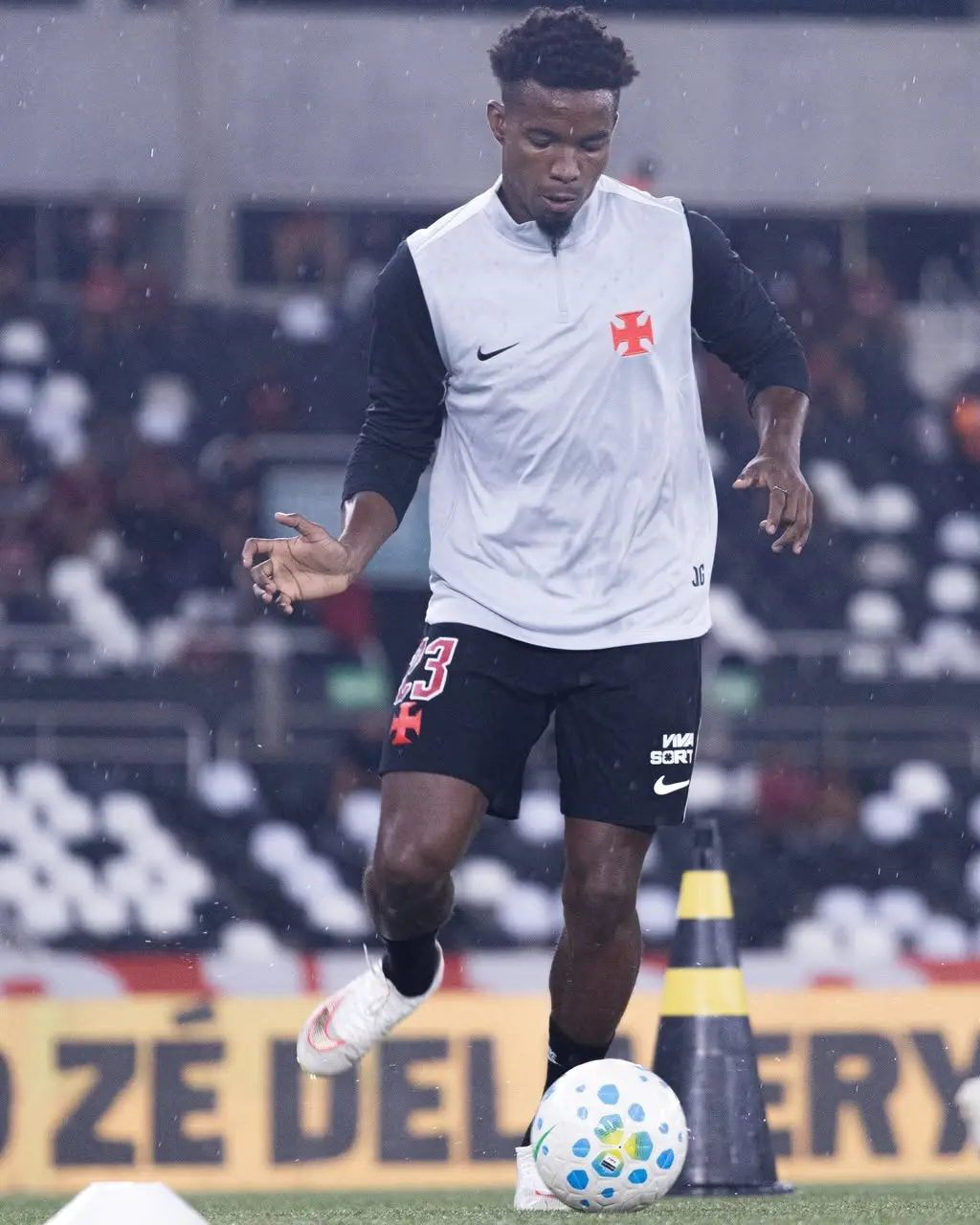 Aquecimento encerrado no Nilton Santos antes da partida