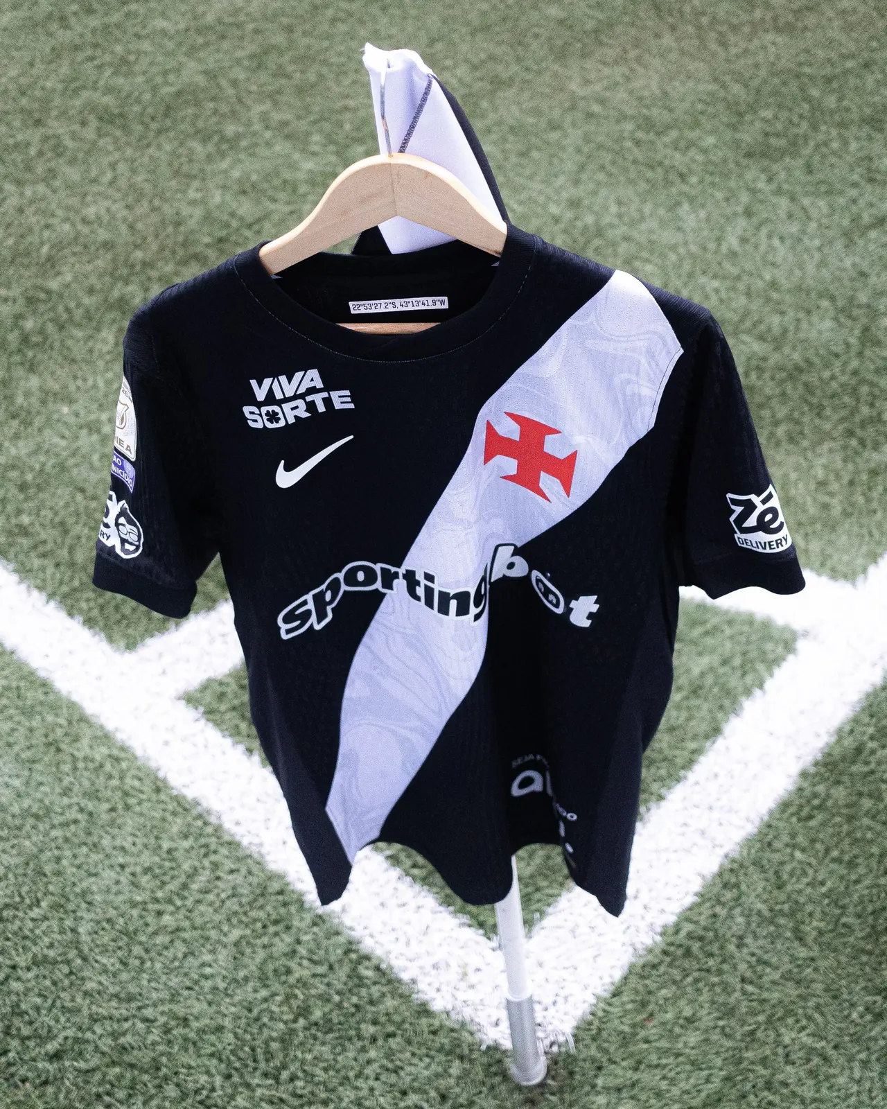Vasco se apresenta com a nova camisa l