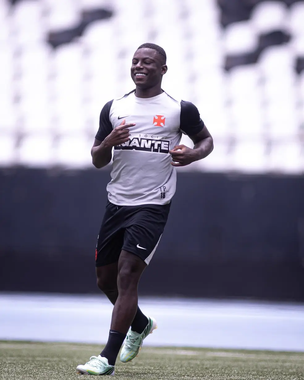 Vasco pronto para o clássico: Brenner e Marino entre os titulares contra o Flamengo
