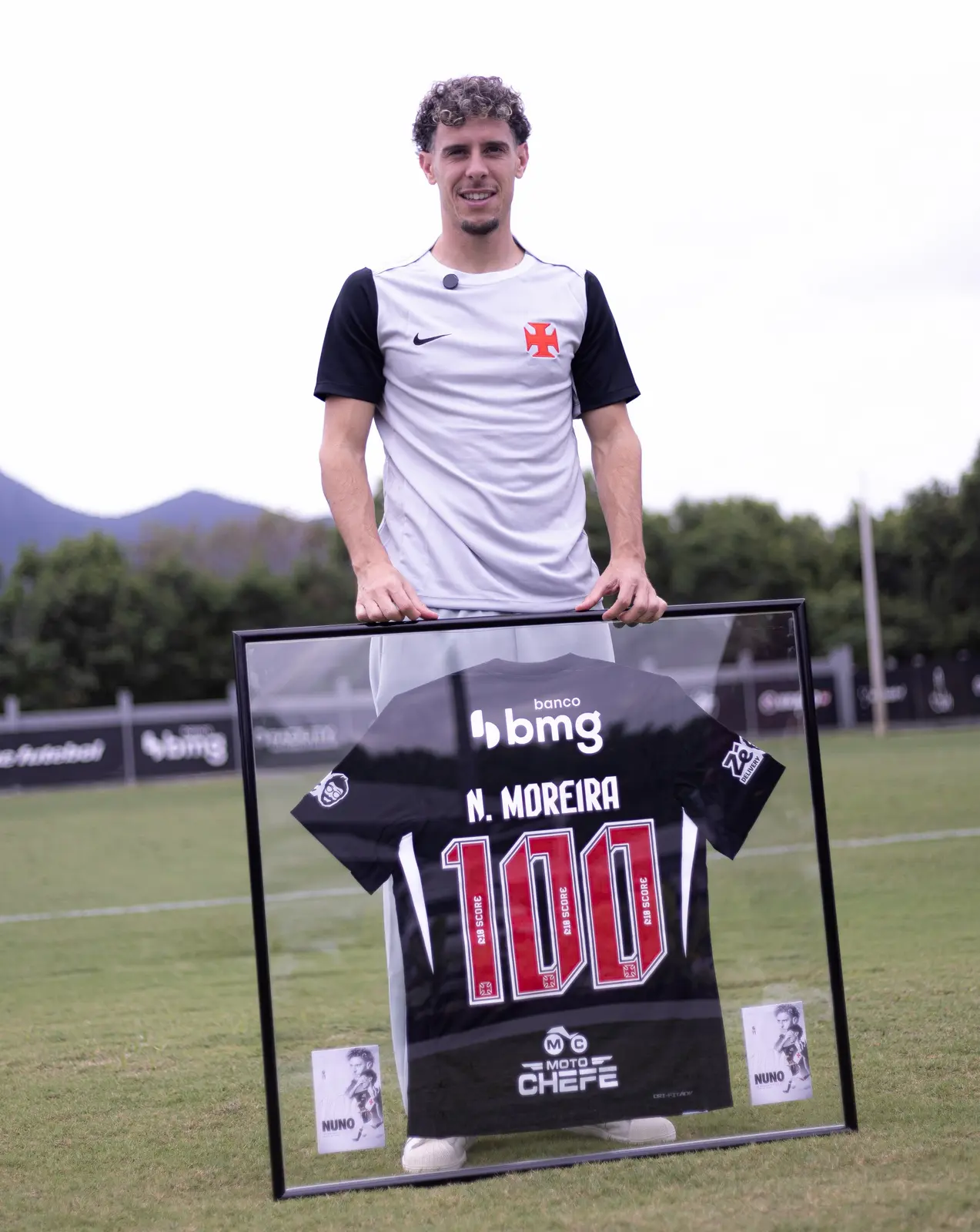 Nuno Moreira alcança 100 jogos pelo Vasco e recebe homenagem especial