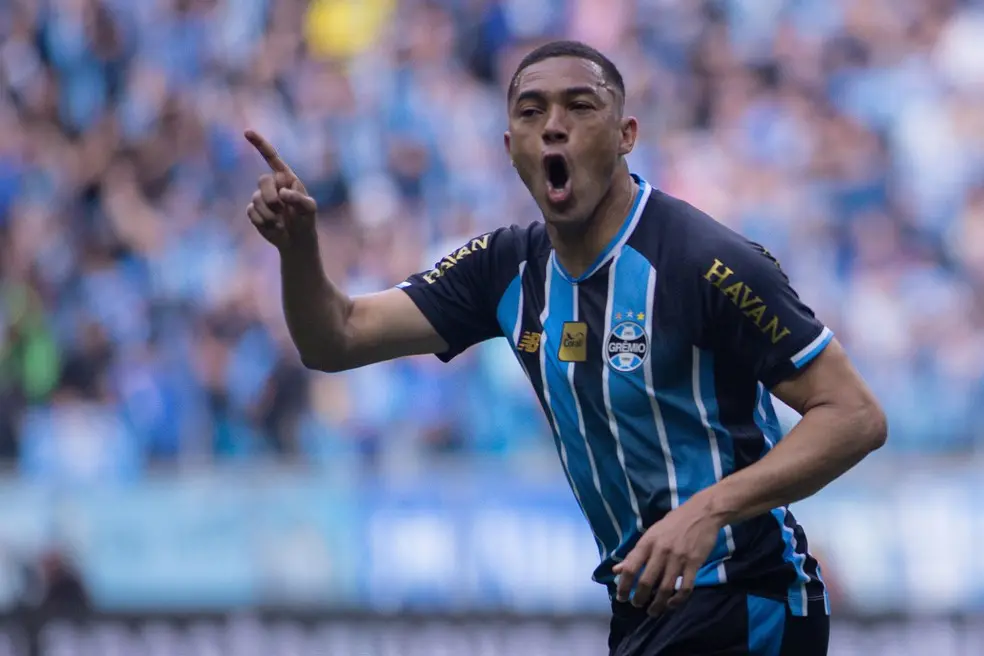 Carlos Vinicius foca no Grêmio, mas é alvo do Vasco para a próxima temporada