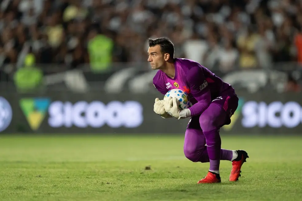 Léo Jardim, com virose, será titular do Vasco no clássico contra o Flamengo