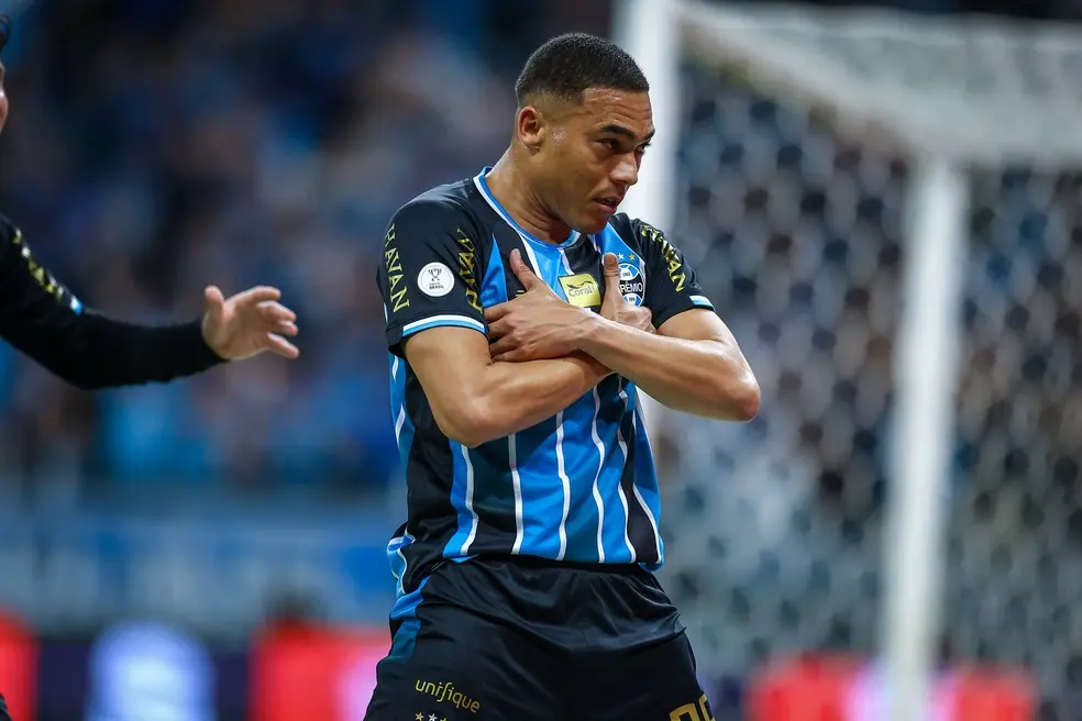 Vasco vê chance de mercado em Carlos Vinícius, atacante do Grêmio
