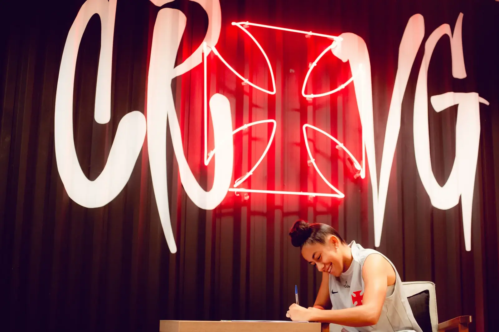 Aninha assina primeiro contrato profissional com o Vasco e celebra nova fase