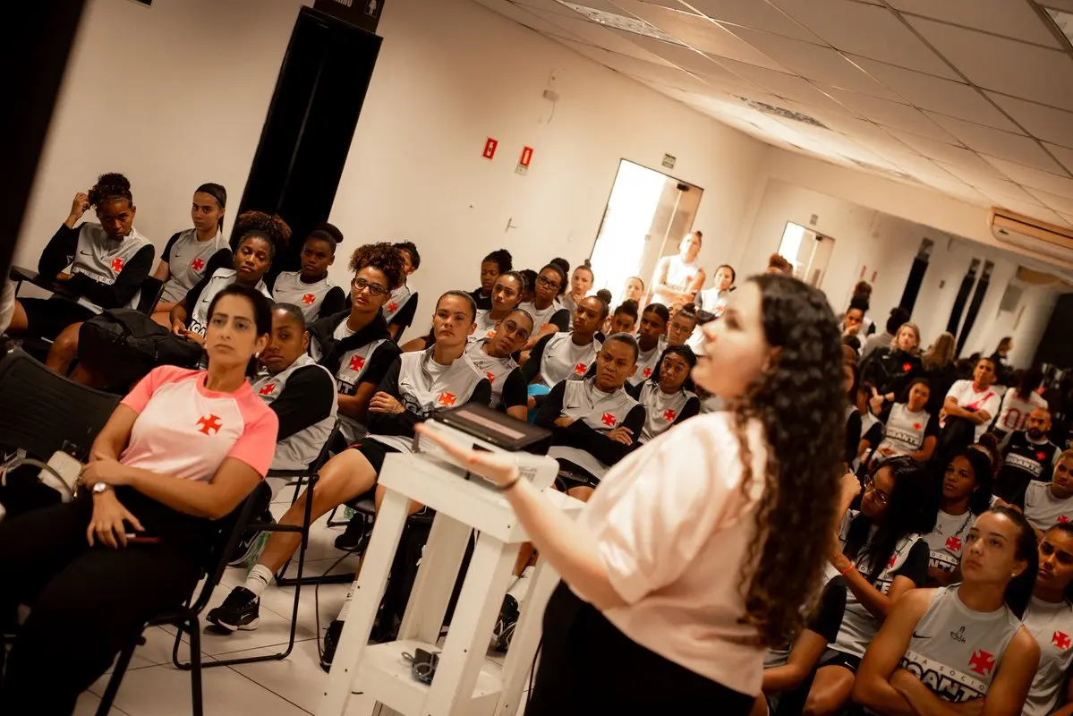 Vasco Feminino promove palestra sobre câncer de mama no Outubro Rosa
